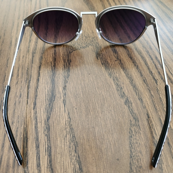 Pinglas Fashion Eyewear - Picture 2 of 6